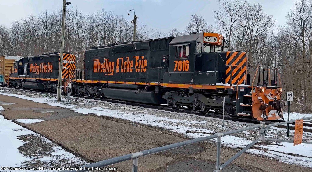 WE 7016 leads 237 west at Shorbs.